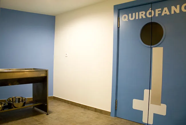 Puerta del quirófano con su ojo de buey y la sala de preparación