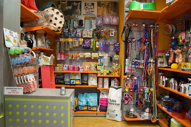 Estanterías de la tienda con correas, collares, juguetes y piensos