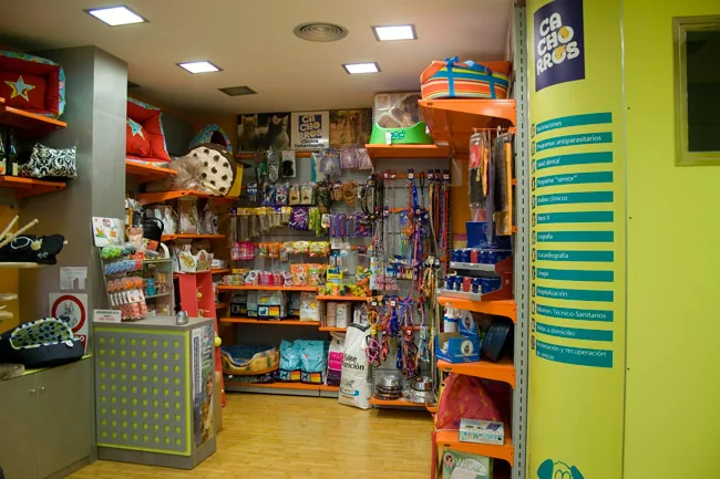 La tienda de la clínica, con estanterías de piensos, correas, collares y juguetes